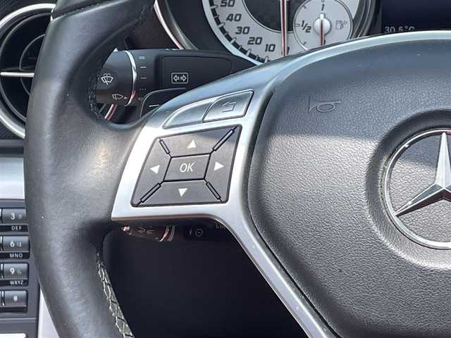 メルセデス・ベンツ ＳＬＫ２００ レーダーセーフティエディション 滋賀県 2013(平25)年 5.3万km ポーラホワイト ガソリン/2WD/AT/オープン/マジックスカイルーフ/WALD製アルミホイール純正ナビ/【CD/フルセグ/Bluetooth】/ETC/バックカメラ/プリクラッシュブレーキアシスト/レーンキープアシスト/クルーズコントロール/横滑り防止装置/コーナーセンサー/BSM/アテンションアシスト/運転席・助手席メモリー付きパワーシート/運転席・助手席シートヒーター/レザーシート/電動格納ミラー/電動パーキング/革巻きステアリング/ステアリングスイッチ/パドルシフト/オートライト/LEDヘッドライト/フルオートエアコン/スペアキー/リモコンキー