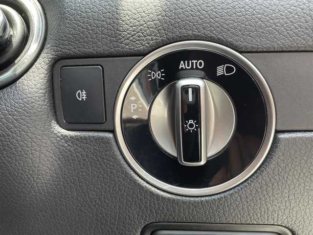 メルセデス・ベンツ ＳＬＫ２００ レーダーセーフティエディション 滋賀県 2013(平25)年 5.3万km ポーラホワイト ガソリン/2WD/AT/オープン/マジックスカイルーフ/WALD製アルミホイール純正ナビ/【CD/フルセグ/Bluetooth】/ETC/バックカメラ/プリクラッシュブレーキアシスト/レーンキープアシスト/クルーズコントロール/横滑り防止装置/コーナーセンサー/BSM/アテンションアシスト/運転席・助手席メモリー付きパワーシート/運転席・助手席シートヒーター/レザーシート/電動格納ミラー/電動パーキング/革巻きステアリング/ステアリングスイッチ/パドルシフト/オートライト/LEDヘッドライト/フルオートエアコン/スペアキー/リモコンキー