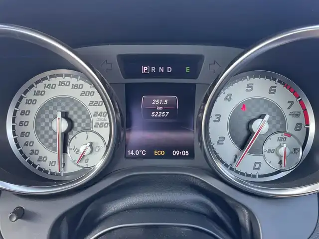 メルセデス・ベンツ ＳＬＫ２００ レーダーセーフティエディション 滋賀県 2013(平25)年 5.3万km ポーラホワイト ガソリン/2WD/AT/オープン/マジックスカイルーフ/WALD製アルミホイール純正ナビ/【CD/フルセグ/Bluetooth】/ETC/バックカメラ/プリクラッシュブレーキアシスト/レーンキープアシスト/クルーズコントロール/横滑り防止装置/コーナーセンサー/BSM/アテンションアシスト/運転席・助手席メモリー付きパワーシート/運転席・助手席シートヒーター/レザーシート/電動格納ミラー/電動パーキング/革巻きステアリング/ステアリングスイッチ/パドルシフト/オートライト/LEDヘッドライト/フルオートエアコン/スペアキー/リモコンキー