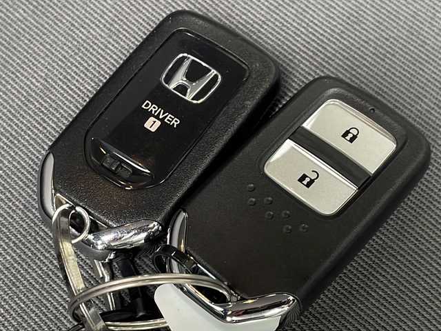 ホンダ フィット e:HEVベーシック 長野県 2023(令5)年 4.9万km プラチナホワイトパール ４WD/ホンダセンシング /社外メモリナビ/バックカメラ/ドライブレコーダー/コーナーセンサー/クルーズコントロール/LEDヘッドライト/スマートキー