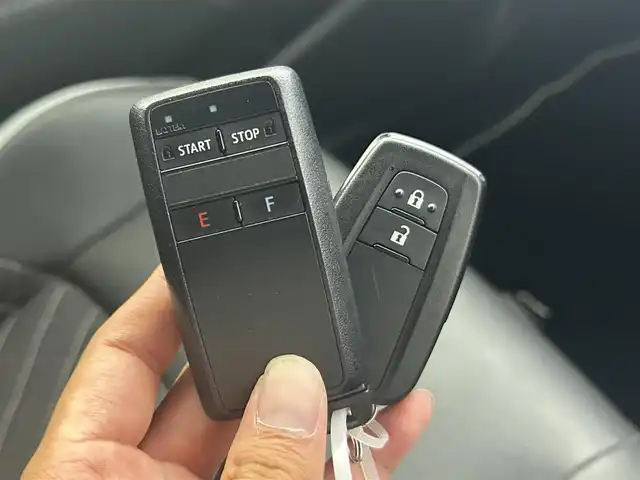 トヨタ Ｃ－ＨＲ G モード ネロ 千葉県 2019(令1)年 5.9万km ブラッキッシュアゲハガラスフレーク 禁煙/トヨタセーフティセンス/・LDA　レーンディパーチャーアラート　レーンキープアシスト/・PCS　プリクラッシュセーフティ　衝突軽減ブレーキ/・BSM　ブラインドスポットモニター/・コーナーセンサー/純正9インチナビ/・型番：NSZT-Y68T/・CD/DVD/Bluetooth/フルセグTV/SD/ビルトインETC/バックカメラ　バックモニター/レーダークルーズコントロール/純正18インチアルミホイール/LEDヘッドライト/フォグランプ/オートライト/オートハイビーム/スマートキー/プッシュスタートボタン/オートエアコン/純正フロアマット/ハーフレザーシート/前席シートヒーター/電動格納ミラー/ステアリングリモコン　ステアリングスイッチ/電動パーキングブレーキ/オートブレーキホールド