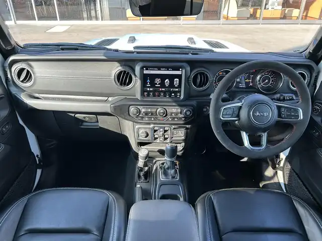 クライスラー・ジープ ジープ ラングラー アンリミテッド サハラ 岐阜県 2023(令5)年 2.2万km 白 ブレーキアシスト/ParkSenseフロント / リアパークアシスト/ParkviewTMリアバックアップカメラ/アダプティブ クルーズ コントロール ＜STOP機能付＞/前面衝突警報（クラッシュミティゲーション付）/純正オーディオナビゲーションシステム/　AM FM フルセグTV Bluetooth USB/　Apple CarPlay AndroidAuto/サブウーハー付アルパイン製プレミアムスピーカー（9基）/LEDヘッドライト（オートレベリング機能）/ヒーテッドステアリングホイール