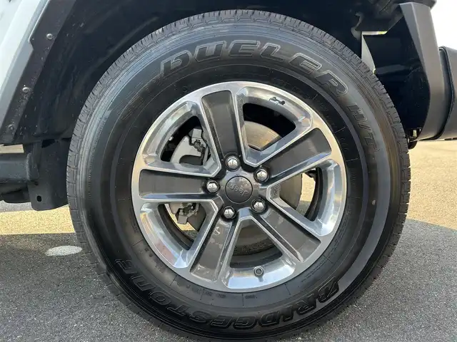 クライスラー・ジープ ジープ ラングラー アンリミテッド サハラ 岐阜県 2023(令5)年 2.2万km 白 ブレーキアシスト/ParkSenseフロント / リアパークアシスト/ParkviewTMリアバックアップカメラ/アダプティブ クルーズ コントロール ＜STOP機能付＞/前面衝突警報（クラッシュミティゲーション付）/純正オーディオナビゲーションシステム/　AM FM フルセグTV Bluetooth USB/　Apple CarPlay AndroidAuto/サブウーハー付アルパイン製プレミアムスピーカー（9基）/LEDヘッドライト（オートレベリング機能）/ヒーテッドステアリングホイール