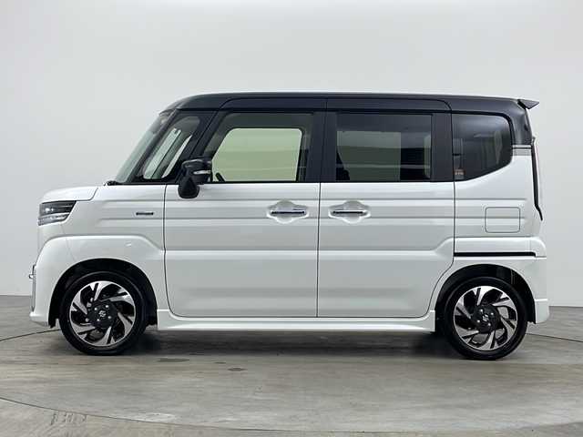 スズキ スペーシア カスタム HYBRID XS 兵庫県 2025(令7)年 0.1千km ピュアホワイトパール/ブラック2トーン ・純正ナビ/・Bluetooth/フルセグテレビ/USB/スマホ連携/・全方位カメラ/・デュアルセンサーブレーキサポート/・アダプティブクルーズコントロール/・低速時ブレーキサポート/・誤発信発進抑制機能/・後方誤発信発進抑制機能/・車線維持支援機能/・車線逸脱抑制機能/・車線逸脱警報機能/・ふらつき警報機能/・発進お知らせ機能/・ハイビームアシスト/・標識認識機能/・コーナーセンサー/・ヘッドアップディスプレイ/・横滑り防止装置/・両側パワースライドドア/・電動パーキングブレーキ/・ブレーキホールド/・サーキュレーター/・ステアリングスイッチ/・ステアリングヒーター/・シートヒーター/・電動格納ミラー/・ロールサンシェード/・アイドリングストップ/・純正15インチアルミホイール/・LEDオートライト/・フォグランプ/・W＋サイドエアバッグ/・カーテンエアバッグ/・スペアキー/カスタム HV XS　全方位モニター付きメモリ-ナビゲーション・スズキコネクト対応通信機装着車(195800円)