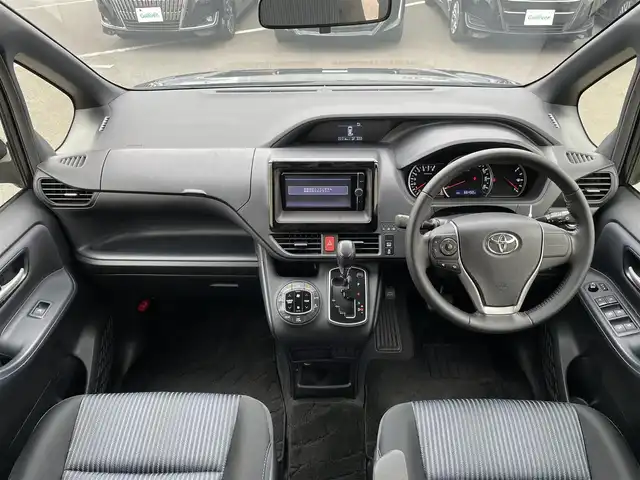 トヨタ ヴォクシー ZS 東京都 2014(平26)年 6.7万km ブラッキッシュアゲハガラスフレーク 純正ナビ（NSZT-W62G）/AM/FM/CD/DVD/SD/Bluetooth/フルセグTV/バックカメラ/両側パワースライドドア/ETC/プッシュスタート/スマートキー/アイドリングストップ/MTモード付AT/純正16インチAW/LEDヘッドライト