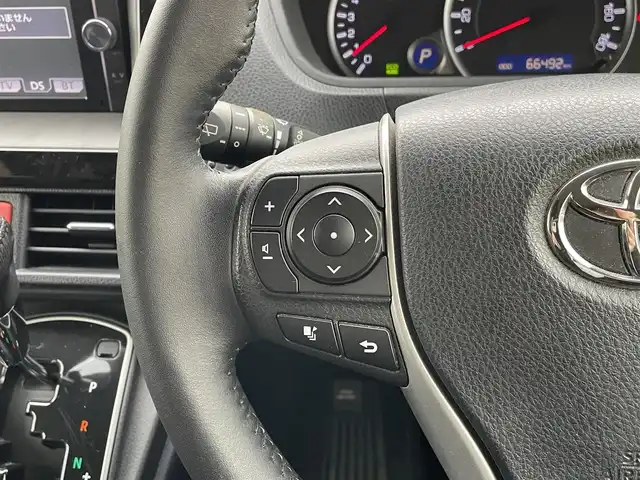 トヨタ ヴォクシー ZS 東京都 2014(平26)年 6.7万km ブラッキッシュアゲハガラスフレーク 純正ナビ（NSZT-W62G）/AM/FM/CD/DVD/SD/Bluetooth/フルセグTV/バックカメラ/両側パワースライドドア/ETC/プッシュスタート/スマートキー/アイドリングストップ/MTモード付AT/純正16インチAW/LEDヘッドライト