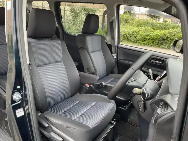 トヨタ ヴォクシー ZS 東京都 2014(平26)年 6.7万km ブラッキッシュアゲハガラスフレーク 純正ナビ（NSZT-W62G）/AM/FM/CD/DVD/SD/Bluetooth/フルセグTV/バックカメラ/両側パワースライドドア/ETC/プッシュスタート/スマートキー/アイドリングストップ/MTモード付AT/純正16インチAW/LEDヘッドライト