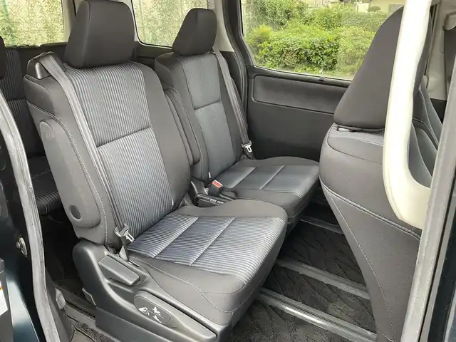 トヨタ ヴォクシー ZS 東京都 2014(平26)年 6.7万km ブラッキッシュアゲハガラスフレーク 純正ナビ（NSZT-W62G）/AM/FM/CD/DVD/SD/Bluetooth/フルセグTV/バックカメラ/両側パワースライドドア/ETC/プッシュスタート/スマートキー/アイドリングストップ/MTモード付AT/純正16インチAW/LEDヘッドライト