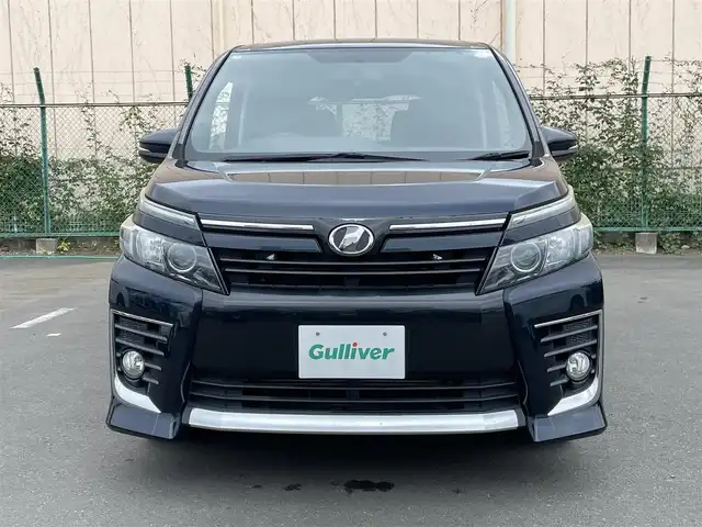 トヨタ ヴォクシー ZS 東京都 2014(平26)年 6.7万km ブラッキッシュアゲハガラスフレーク 純正ナビ（NSZT-W62G）/AM/FM/CD/DVD/SD/Bluetooth/フルセグTV/バックカメラ/両側パワースライドドア/ETC/プッシュスタート/スマートキー/アイドリングストップ/MTモード付AT/純正16インチAW/LEDヘッドライト