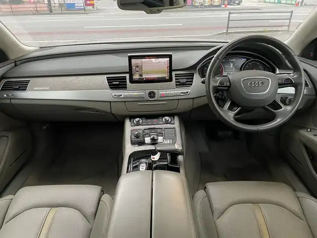 アウディ Ａ８ 4．0 TFSI クワトロ 福岡県 2016(平28)年 5.1万km パール サンルーフ/純正ナビ/（AM/FM/CD/DVD/SD/Bluetooth/フルセグTV）/クルーズコントロール/パドルシフト/オートホールド/アイドリングストップ/横滑り防止/パーキングアシスト/バックカメラ（全方位）/オートライト/フォグランプ/電格ミラー/シートヒーター（運転席/助手席）/クーラーシート（運転席/助手席）/シートメモリー（運転席/助手席）/パワーバックドア/ビルドインETC/ドライブレコーダー前（SD無し）/純正アルミホイール/社外フロアマット/保証書/取扱説明書/スペアキー×１/プッシュスタート