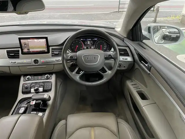 アウディ Ａ８ 4．0 TFSI クワトロ 福岡県 2016(平28)年 5.1万km パール サンルーフ/純正ナビ/（AM/FM/CD/DVD/SD/Bluetooth/フルセグTV）/クルーズコントロール/パドルシフト/オートホールド/アイドリングストップ/横滑り防止/パーキングアシスト/バックカメラ（全方位）/オートライト/フォグランプ/電格ミラー/シートヒーター（運転席/助手席）/クーラーシート（運転席/助手席）/シートメモリー（運転席/助手席）/パワーバックドア/ビルドインETC/ドライブレコーダー前（SD無し）/純正アルミホイール/社外フロアマット/保証書/取扱説明書/スペアキー×１/プッシュスタート