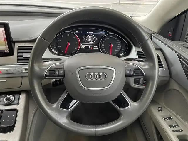 アウディ Ａ８ 4．0 TFSI クワトロ 福岡県 2016(平28)年 5.1万km パール サンルーフ/純正ナビ/（AM/FM/CD/DVD/SD/Bluetooth/フルセグTV）/クルーズコントロール/パドルシフト/オートホールド/アイドリングストップ/横滑り防止/パーキングアシスト/バックカメラ（全方位）/オートライト/フォグランプ/電格ミラー/シートヒーター（運転席/助手席）/クーラーシート（運転席/助手席）/シートメモリー（運転席/助手席）/パワーバックドア/ビルドインETC/ドライブレコーダー前（SD無し）/純正アルミホイール/社外フロアマット/保証書/取扱説明書/スペアキー×１/プッシュスタート