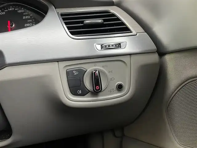 アウディ Ａ８ 4．0 TFSI クワトロ 福岡県 2016(平28)年 5.1万km パール サンルーフ/純正ナビ/（AM/FM/CD/DVD/SD/Bluetooth/フルセグTV）/クルーズコントロール/パドルシフト/オートホールド/アイドリングストップ/横滑り防止/パーキングアシスト/バックカメラ（全方位）/オートライト/フォグランプ/電格ミラー/シートヒーター（運転席/助手席）/クーラーシート（運転席/助手席）/シートメモリー（運転席/助手席）/パワーバックドア/ビルドインETC/ドライブレコーダー前（SD無し）/純正アルミホイール/社外フロアマット/保証書/取扱説明書/スペアキー×１/プッシュスタート