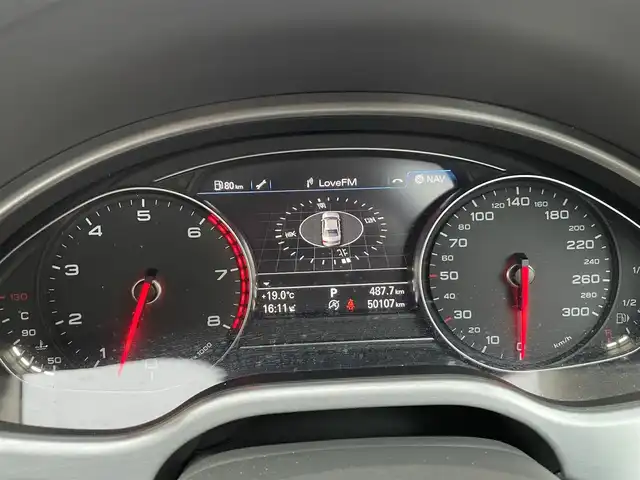 アウディ Ａ８ 4．0 TFSI クワトロ 福岡県 2016(平28)年 5.1万km パール サンルーフ/純正ナビ/（AM/FM/CD/DVD/SD/Bluetooth/フルセグTV）/クルーズコントロール/パドルシフト/オートホールド/アイドリングストップ/横滑り防止/パーキングアシスト/バックカメラ（全方位）/オートライト/フォグランプ/電格ミラー/シートヒーター（運転席/助手席）/クーラーシート（運転席/助手席）/シートメモリー（運転席/助手席）/パワーバックドア/ビルドインETC/ドライブレコーダー前（SD無し）/純正アルミホイール/社外フロアマット/保証書/取扱説明書/スペアキー×１/プッシュスタート