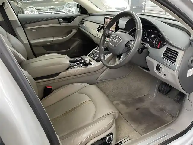アウディ Ａ８ 4．0 TFSI クワトロ 福岡県 2016(平28)年 5.1万km パール サンルーフ/純正ナビ/（AM/FM/CD/DVD/SD/Bluetooth/フルセグTV）/クルーズコントロール/パドルシフト/オートホールド/アイドリングストップ/横滑り防止/パーキングアシスト/バックカメラ（全方位）/オートライト/フォグランプ/電格ミラー/シートヒーター（運転席/助手席）/クーラーシート（運転席/助手席）/シートメモリー（運転席/助手席）/パワーバックドア/ビルドインETC/ドライブレコーダー前（SD無し）/純正アルミホイール/社外フロアマット/保証書/取扱説明書/スペアキー×１/プッシュスタート