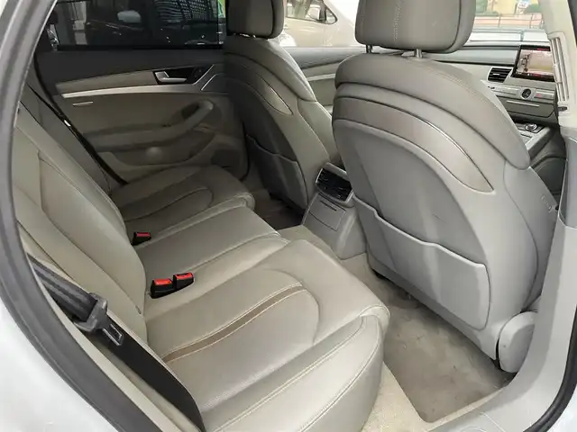 アウディ Ａ８ 4．0 TFSI クワトロ 福岡県 2016(平28)年 5.1万km パール サンルーフ/純正ナビ/（AM/FM/CD/DVD/SD/Bluetooth/フルセグTV）/クルーズコントロール/パドルシフト/オートホールド/アイドリングストップ/横滑り防止/パーキングアシスト/バックカメラ（全方位）/オートライト/フォグランプ/電格ミラー/シートヒーター（運転席/助手席）/クーラーシート（運転席/助手席）/シートメモリー（運転席/助手席）/パワーバックドア/ビルドインETC/ドライブレコーダー前（SD無し）/純正アルミホイール/社外フロアマット/保証書/取扱説明書/スペアキー×１/プッシュスタート