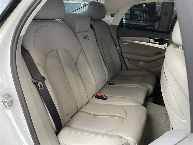 アウディ Ａ８ 4．0 TFSI クワトロ 福岡県 2016(平28)年 5.1万km パール サンルーフ/純正ナビ/（AM/FM/CD/DVD/SD/Bluetooth/フルセグTV）/クルーズコントロール/パドルシフト/オートホールド/アイドリングストップ/横滑り防止/パーキングアシスト/バックカメラ（全方位）/オートライト/フォグランプ/電格ミラー/シートヒーター（運転席/助手席）/クーラーシート（運転席/助手席）/シートメモリー（運転席/助手席）/パワーバックドア/ビルドインETC/ドライブレコーダー前（SD無し）/純正アルミホイール/社外フロアマット/保証書/取扱説明書/スペアキー×１/プッシュスタート