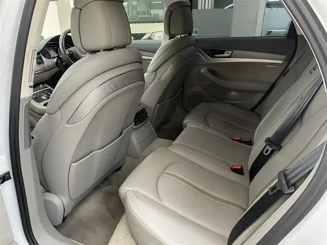 アウディ Ａ８ 4．0 TFSI クワトロ 福岡県 2016(平28)年 5.1万km パール サンルーフ/純正ナビ/（AM/FM/CD/DVD/SD/Bluetooth/フルセグTV）/クルーズコントロール/パドルシフト/オートホールド/アイドリングストップ/横滑り防止/パーキングアシスト/バックカメラ（全方位）/オートライト/フォグランプ/電格ミラー/シートヒーター（運転席/助手席）/クーラーシート（運転席/助手席）/シートメモリー（運転席/助手席）/パワーバックドア/ビルドインETC/ドライブレコーダー前（SD無し）/純正アルミホイール/社外フロアマット/保証書/取扱説明書/スペアキー×１/プッシュスタート