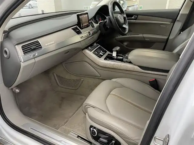 アウディ Ａ８ 4．0 TFSI クワトロ 福岡県 2016(平28)年 5.1万km パール サンルーフ/純正ナビ/（AM/FM/CD/DVD/SD/Bluetooth/フルセグTV）/クルーズコントロール/パドルシフト/オートホールド/アイドリングストップ/横滑り防止/パーキングアシスト/バックカメラ（全方位）/オートライト/フォグランプ/電格ミラー/シートヒーター（運転席/助手席）/クーラーシート（運転席/助手席）/シートメモリー（運転席/助手席）/パワーバックドア/ビルドインETC/ドライブレコーダー前（SD無し）/純正アルミホイール/社外フロアマット/保証書/取扱説明書/スペアキー×１/プッシュスタート