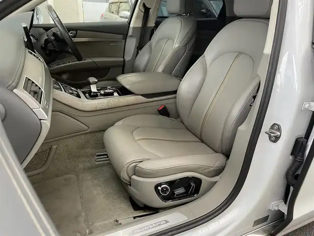 アウディ Ａ８ 4．0 TFSI クワトロ 福岡県 2016(平28)年 5.1万km パール サンルーフ/純正ナビ/（AM/FM/CD/DVD/SD/Bluetooth/フルセグTV）/クルーズコントロール/パドルシフト/オートホールド/アイドリングストップ/横滑り防止/パーキングアシスト/バックカメラ（全方位）/オートライト/フォグランプ/電格ミラー/シートヒーター（運転席/助手席）/クーラーシート（運転席/助手席）/シートメモリー（運転席/助手席）/パワーバックドア/ビルドインETC/ドライブレコーダー前（SD無し）/純正アルミホイール/社外フロアマット/保証書/取扱説明書/スペアキー×１/プッシュスタート