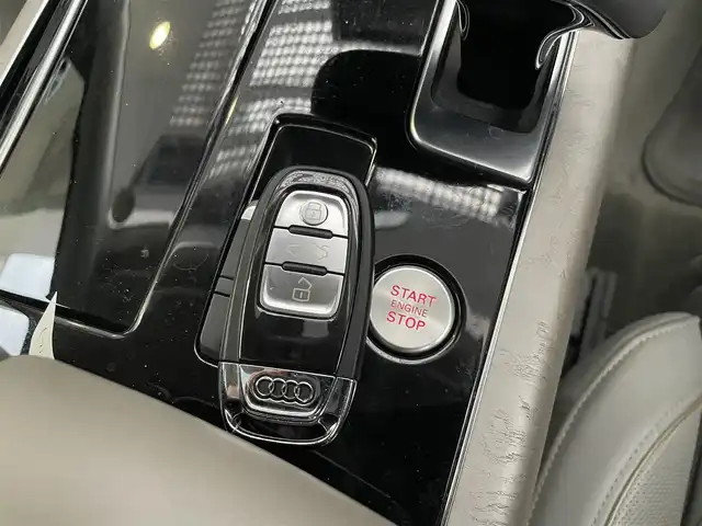 アウディ Ａ８ 4．0 TFSI クワトロ 福岡県 2016(平28)年 5.1万km パール サンルーフ/純正ナビ/（AM/FM/CD/DVD/SD/Bluetooth/フルセグTV）/クルーズコントロール/パドルシフト/オートホールド/アイドリングストップ/横滑り防止/パーキングアシスト/バックカメラ（全方位）/オートライト/フォグランプ/電格ミラー/シートヒーター（運転席/助手席）/クーラーシート（運転席/助手席）/シートメモリー（運転席/助手席）/パワーバックドア/ビルドインETC/ドライブレコーダー前（SD無し）/純正アルミホイール/社外フロアマット/保証書/取扱説明書/スペアキー×１/プッシュスタート