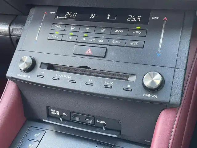 レクサス ＲＣ 300h Fスポーツ 佐賀県 2014(平26)年 6.6万km スターライトブラックガラスフレーク /3眼LEDヘッドライト//プリクラッシュセーフティシステム//レーダークルーズコントロール//純正メーカーナビ//フルセグTV/DVD/Blu-ray/Bluetooth//USB/MSV//バックカメラ//ビルドインETC//クリアランスソナー//赤レザーシート//D・N席パワーシート(D席メモリー機能付き)//シートヒーター//ベンチレーション//ステアリングヒーター//Fスポーツ専用ステアリング//パドルシフト//スマートキー//スペアキー//カードキー//保証書//取扱説明書