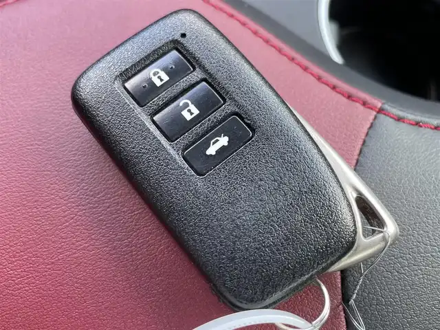 レクサス ＲＣ 300h Fスポーツ 佐賀県 2014(平26)年 6.6万km スターライトブラックガラスフレーク /3眼LEDヘッドライト//プリクラッシュセーフティシステム//レーダークルーズコントロール//純正メーカーナビ//フルセグTV/DVD/Blu-ray/Bluetooth//USB/MSV//バックカメラ//ビルドインETC//クリアランスソナー//赤レザーシート//D・N席パワーシート(D席メモリー機能付き)//シートヒーター//ベンチレーション//ステアリングヒーター//Fスポーツ専用ステアリング//パドルシフト//スマートキー//スペアキー//カードキー//保証書//取扱説明書