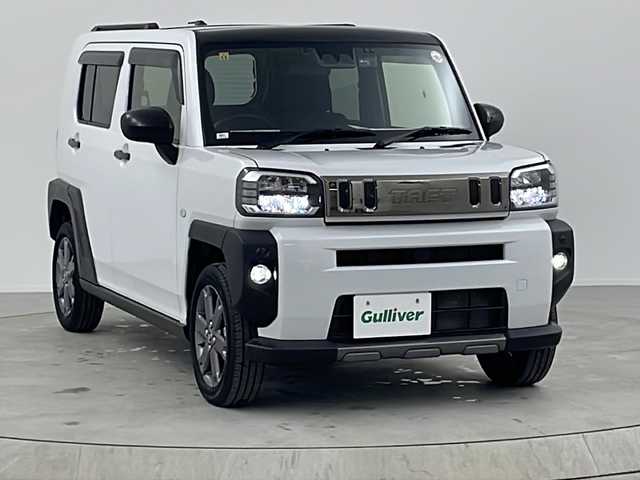ダイハツ タフト G ダーククロムベンチャー 熊本県 2023(令5)年 2.6万km シャイニングホワイトパール 社外ＳＤナビＤＴＶ（CN-E330D）/・CD/DVD/BT/ＳＤ/フルセグ/バックカメラ/前後ドライブレコーダー/LEDヘッドライト/フォグ/ＥＴＣ/ステアリングスイッチ/シートヒーター/スマートアシスト/・全車速追従機能付ACC/・LKC（レーンキープコントロール）/・ふらつき警報/・路側逸脱警報機能/・車線逸脱警報機能/・車線逸脱抑制制御機能/マット/バイザー/スマートキー/スペアキー×１