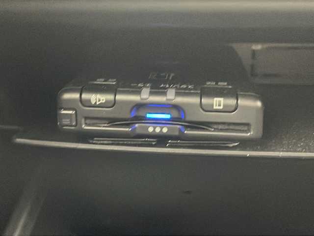 ダイハツ タフト G ダーククロムベンチャー 熊本県 2023(令5)年 2.6万km シャイニングホワイトパール 社外ＳＤナビＤＴＶ（CN-E330D）/・CD/DVD/BT/ＳＤ/フルセグ/バックカメラ/前後ドライブレコーダー/LEDヘッドライト/フォグ/ＥＴＣ/ステアリングスイッチ/シートヒーター/スマートアシスト/・全車速追従機能付ACC/・LKC（レーンキープコントロール）/・ふらつき警報/・路側逸脱警報機能/・車線逸脱警報機能/・車線逸脱抑制制御機能/マット/バイザー/スマートキー/スペアキー×１