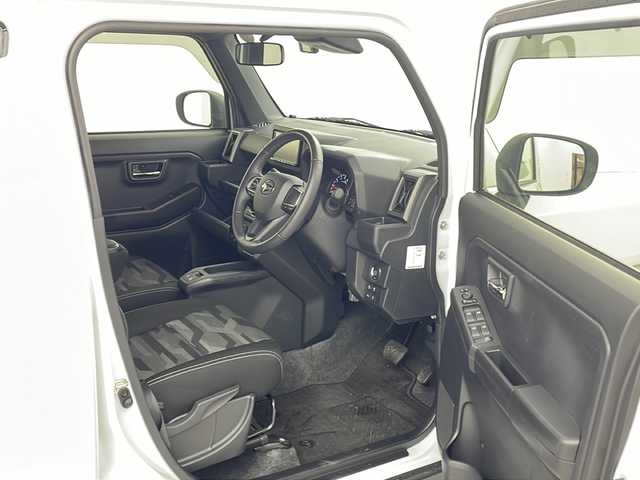 ダイハツ タフト G ダーククロムベンチャー 熊本県 2023(令5)年 2.6万km シャイニングホワイトパール 社外ＳＤナビＤＴＶ（CN-E330D）/・CD/DVD/BT/ＳＤ/フルセグ/バックカメラ/前後ドライブレコーダー/LEDヘッドライト/フォグ/ＥＴＣ/ステアリングスイッチ/シートヒーター/スマートアシスト/・全車速追従機能付ACC/・LKC（レーンキープコントロール）/・ふらつき警報/・路側逸脱警報機能/・車線逸脱警報機能/・車線逸脱抑制制御機能/マット/バイザー/スマートキー/スペアキー×１