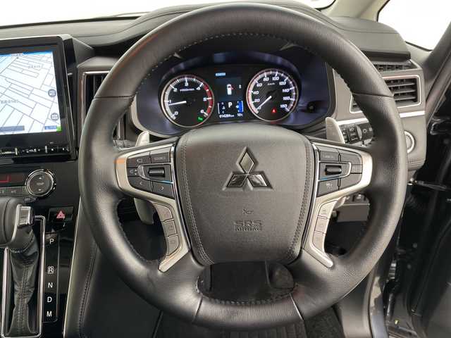 三菱 デリカＤ：５ P 道央・札幌 2023(令5)年 1.5万km グラファイトグレーメタリック/ブラックマイカ ・4WD /・e-Assist/・衝突被害軽減ブレーキシステム/・純正ナビ　CD/DVD/SD/USB/BT/・アラウンドビューモニター/・パワーバックドア/・ブラインドスポットモニター/・両側パワースライドドア/・社外前方ドライブレコーダー/・ステアリングスイッチ/ヒーター/・LEDオートライト/オートマチックハイビーム/・フォグランプ/・レインセンサー/・電動格納ミラー/ウィンカーミラー/・スマートキー/スペアキー/・ＥＴＣ