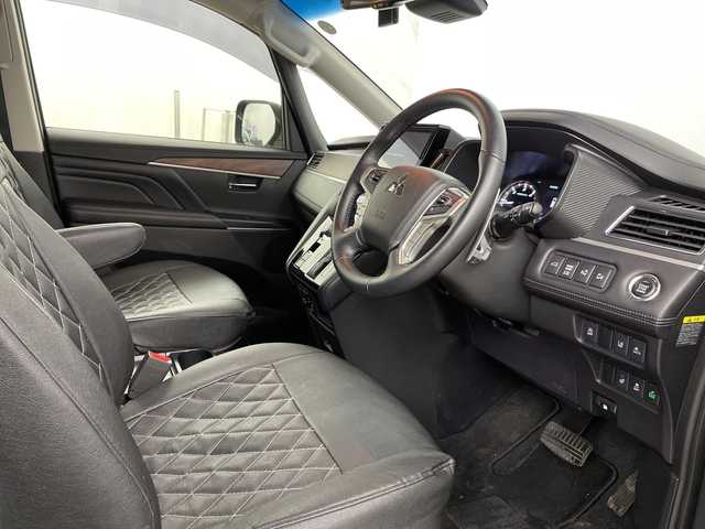 三菱 デリカＤ：５ P 道央・札幌 2023(令5)年 1.5万km グラファイトグレーメタリック/ブラックマイカ ・4WD /・e-Assist/・衝突被害軽減ブレーキシステム/・純正ナビ　CD/DVD/SD/USB/BT/・アラウンドビューモニター/・パワーバックドア/・ブラインドスポットモニター/・両側パワースライドドア/・社外前方ドライブレコーダー/・ステアリングスイッチ/ヒーター/・LEDオートライト/オートマチックハイビーム/・フォグランプ/・レインセンサー/・電動格納ミラー/ウィンカーミラー/・スマートキー/スペアキー/・ＥＴＣ