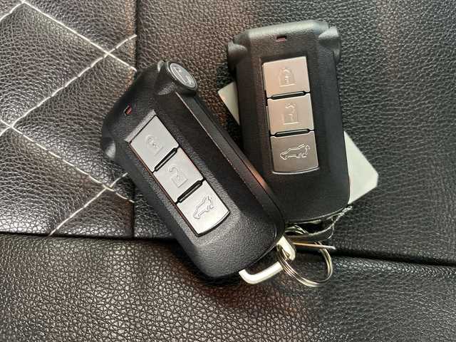 三菱 デリカＤ：５ P 道央・札幌 2023(令5)年 1.5万km グラファイトグレーメタリック/ブラックマイカ ・4WD /・e-Assist/・衝突被害軽減ブレーキシステム/・純正ナビ　CD/DVD/SD/USB/BT/・アラウンドビューモニター/・パワーバックドア/・ブラインドスポットモニター/・両側パワースライドドア/・社外前方ドライブレコーダー/・ステアリングスイッチ/ヒーター/・LEDオートライト/オートマチックハイビーム/・フォグランプ/・レインセンサー/・電動格納ミラー/ウィンカーミラー/・スマートキー/スペアキー/・ＥＴＣ