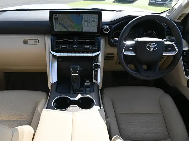 トヨタ ランドクルーザー ZX 千葉県 2024(令6)年 0.6万km プレシャスホワイトパール Toyota Safety Sense/・プリクラッシュセーフティ/・レーンディパーチャーアラート/・オートハイビーム/・レーダークルーズコントロール/・RCTA（リヤクロストラフィックアラート）/・ブラインドスポットモニター/MTS（マルチテレインセレクト）/モデリスタエアロ/ヘッドアップディスプレイ/ムーンルーフ/レザーシート/前席パワーシート/エアシート/シートヒーター/リア電動リクライニングシート/JBLサウンド/純正コネクティッドナビ/地デジTV/【DVD/CD再生機能　Bluetooth接続】/パノラミックビューモニター/ドライブレコーダー（前後撮影）【ZDR037】/COOLBOX/リアエンターテイメント/革巻きステアリング/ステアリングスイッチ/ETC（2.0）/LEDヘッドライト/フォグライト/ウインカーミラー/クリアランスソナー/純正20インチアルミホイル/サイド/カーテン/ニーエアバッグ/スマートキー