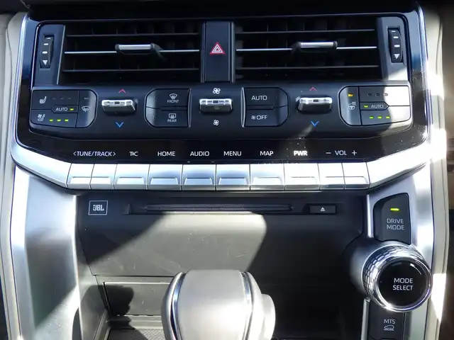 トヨタ ランドクルーザー ZX 千葉県 2024(令6)年 0.6万km プレシャスホワイトパール Toyota Safety Sense/・プリクラッシュセーフティ/・レーンディパーチャーアラート/・オートハイビーム/・レーダークルーズコントロール/・RCTA（リヤクロストラフィックアラート）/・ブラインドスポットモニター/MTS（マルチテレインセレクト）/モデリスタエアロ/ヘッドアップディスプレイ/ムーンルーフ/レザーシート/前席パワーシート/エアシート/シートヒーター/リア電動リクライニングシート/JBLサウンド/純正コネクティッドナビ/地デジTV/【DVD/CD再生機能　Bluetooth接続】/パノラミックビューモニター/ドライブレコーダー（前後撮影）【ZDR037】/COOLBOX/リアエンターテイメント/革巻きステアリング/ステアリングスイッチ/ETC（2.0）/LEDヘッドライト/フォグライト/ウインカーミラー/クリアランスソナー/純正20インチアルミホイル/サイド/カーテン/ニーエアバッグ/スマートキー
