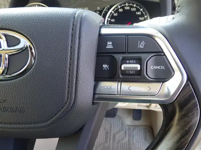 トヨタ ランドクルーザー ZX 千葉県 2024(令6)年 0.6万km プレシャスホワイトパール Toyota Safety Sense/・プリクラッシュセーフティ/・レーンディパーチャーアラート/・オートハイビーム/・レーダークルーズコントロール/・RCTA（リヤクロストラフィックアラート）/・ブラインドスポットモニター/MTS（マルチテレインセレクト）/モデリスタエアロ/ヘッドアップディスプレイ/ムーンルーフ/レザーシート/前席パワーシート/エアシート/シートヒーター/リア電動リクライニングシート/JBLサウンド/純正コネクティッドナビ/地デジTV/【DVD/CD再生機能　Bluetooth接続】/パノラミックビューモニター/ドライブレコーダー（前後撮影）【ZDR037】/COOLBOX/リアエンターテイメント/革巻きステアリング/ステアリングスイッチ/ETC（2.0）/LEDヘッドライト/フォグライト/ウインカーミラー/クリアランスソナー/純正20インチアルミホイル/サイド/カーテン/ニーエアバッグ/スマートキー
