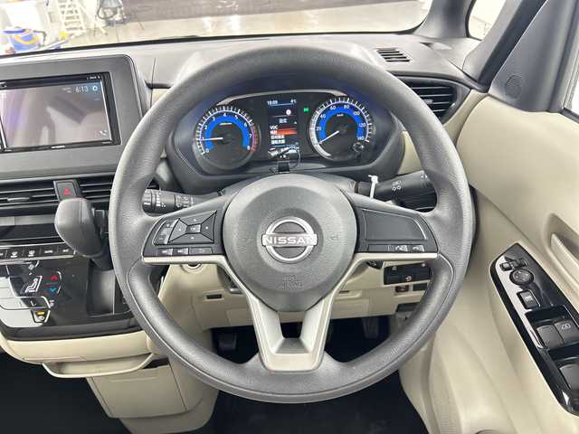 日産 ルークス X 愛知県 2025(令7)年 0.7万km ホワイトパール 禁煙車/７インチディスプレイオーディオ/（Bluetooth/ＡＭ/ＦＭ/CD/DVD）/全方位カメラ/エマージェンシーブレーキ/レーンキープアシスト/オートマチックハイビーム/コーナーセンサー/ＥＴＣ/片側パワスライドドア/アイドリングストップ/スマートキー/プッシュスタート/ＬＥＤヘッドライト/オートライト/横滑り防止装置/電動格納ミラー