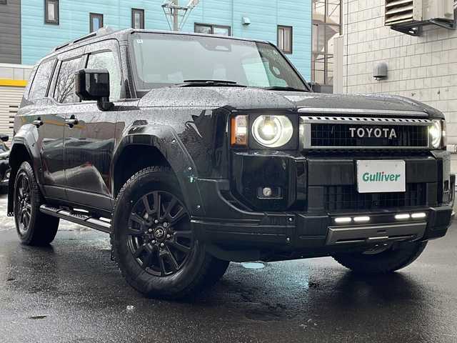 トヨタ ランドクルーザー ２５０ VX 道央・札幌 2024(令6)年 1.5万km ブラック ワンオーナー/丸目ヘッドランプ/12.3インチ純正ディスプレイオーディオ/　(コネクティッドナビ対応/フルセグTV/AM/FM/BT)/Apple CarPlay/Android Auto/全周囲カメラ/JBLツィーカー/JAOSカスタムパーツ/　・フロントバンパーガード/　・スキッドプレートIII/　・フェンダーガーニッシュ　type-X/　・サイドステップ　ブラック/　・マッドガードIIIセット　ブラック/Toyota Safety Sense/前後純正ドライブレコーダー/ETC2.0/前席シートヒーター/シートベンチレーション/ステアリングヒーター/パワーヒータースイッチ/ヘッドランプクリーナー/パワーバックドア/排出ガス浄化スイッチ/セカンドスタートモード/DAC-CRAWLスイッチ/センターでフロックスイッチ/トランスファースイッチ/置くだけ充電/デジタルインナーミラー/スペアキー/保証書