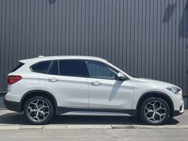 ＢＭＷ Ｘ１ xDrive 18d xライン 青森県 2018(平30)年 4.7万km ミネラルホワイト /4WD/ディーゼル・ターボ/メーカーオプション/ハイラインパッケージ/-パーフォレーテッドダコタレザーシート/-フロントシートヒーティング/-ファインウッドオークグレインマットインテリアトリム/コンフォートパッケージ/-オートマチックテールゲートオペレーション/-スライディングリヤシート/-電動フロントシート運転席メモリー機能付/主要装備/インテリジェントセーフティ/純正HDDナビ/　(DVD/Bt/USB)/バックカメラ/ミラー一体型ETC/スマートキー/前後バンパーソナー/ダウンヒルアシスト/純正18インチアルミホイール/LEDオートライト/シルバールーフレール/ウインカーミラー /前後フォグランプ/革巻きステア/ノブ/オーディオ/ステアスイッチ/オートワイパー/電格調整ミラー/レーンキーピングアシスト/パーキングアシスト/ヒルクライムアシスト/横滑り防止機能/W/サイド/カーテンエアバッグ/ABS/スマートキー/保証書/取説