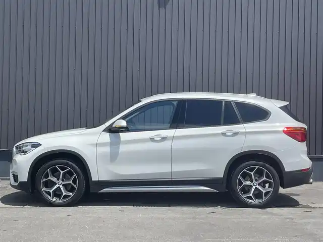 ＢＭＷ Ｘ１ xDrive 18d xライン 青森県 2018(平30)年 4.7万km ミネラルホワイト /4WD/ディーゼル・ターボ/メーカーオプション/ハイラインパッケージ/-パーフォレーテッドダコタレザーシート/-フロントシートヒーティング/-ファインウッドオークグレインマットインテリアトリム/コンフォートパッケージ/-オートマチックテールゲートオペレーション/-スライディングリヤシート/-電動フロントシート運転席メモリー機能付/主要装備/インテリジェントセーフティ/純正HDDナビ/　(DVD/Bt/USB)/バックカメラ/ミラー一体型ETC/スマートキー/前後バンパーソナー/ダウンヒルアシスト/純正18インチアルミホイール/LEDオートライト/シルバールーフレール/ウインカーミラー /前後フォグランプ/革巻きステア/ノブ/オーディオ/ステアスイッチ/オートワイパー/電格調整ミラー/レーンキーピングアシスト/パーキングアシスト/ヒルクライムアシスト/横滑り防止機能/W/サイド/カーテンエアバッグ/ABS/スマートキー/保証書/取説