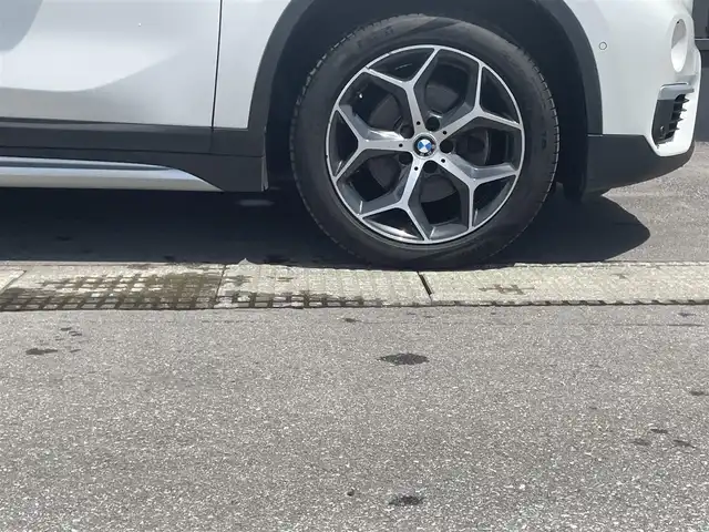 ＢＭＷ Ｘ１ xDrive 18d xライン 青森県 2018(平30)年 4.7万km ミネラルホワイト /4WD/ディーゼル・ターボ/メーカーオプション/ハイラインパッケージ/-パーフォレーテッドダコタレザーシート/-フロントシートヒーティング/-ファインウッドオークグレインマットインテリアトリム/コンフォートパッケージ/-オートマチックテールゲートオペレーション/-スライディングリヤシート/-電動フロントシート運転席メモリー機能付/主要装備/インテリジェントセーフティ/純正HDDナビ/　(DVD/Bt/USB)/バックカメラ/ミラー一体型ETC/スマートキー/前後バンパーソナー/ダウンヒルアシスト/純正18インチアルミホイール/LEDオートライト/シルバールーフレール/ウインカーミラー /前後フォグランプ/革巻きステア/ノブ/オーディオ/ステアスイッチ/オートワイパー/電格調整ミラー/レーンキーピングアシスト/パーキングアシスト/ヒルクライムアシスト/横滑り防止機能/W/サイド/カーテンエアバッグ/ABS/スマートキー/保証書/取説