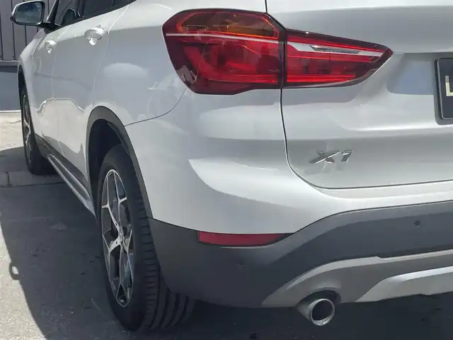 ＢＭＷ Ｘ１ xDrive 18d xライン 青森県 2018(平30)年 4.7万km ミネラルホワイト /4WD/ディーゼル・ターボ/メーカーオプション/ハイラインパッケージ/-パーフォレーテッドダコタレザーシート/-フロントシートヒーティング/-ファインウッドオークグレインマットインテリアトリム/コンフォートパッケージ/-オートマチックテールゲートオペレーション/-スライディングリヤシート/-電動フロントシート運転席メモリー機能付/主要装備/インテリジェントセーフティ/純正HDDナビ/　(DVD/Bt/USB)/バックカメラ/ミラー一体型ETC/スマートキー/前後バンパーソナー/ダウンヒルアシスト/純正18インチアルミホイール/LEDオートライト/シルバールーフレール/ウインカーミラー /前後フォグランプ/革巻きステア/ノブ/オーディオ/ステアスイッチ/オートワイパー/電格調整ミラー/レーンキーピングアシスト/パーキングアシスト/ヒルクライムアシスト/横滑り防止機能/W/サイド/カーテンエアバッグ/ABS/スマートキー/保証書/取説