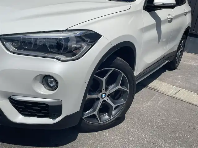 ＢＭＷ Ｘ１ xDrive 18d xライン 青森県 2018(平30)年 4.7万km ミネラルホワイト /4WD/ディーゼル・ターボ/メーカーオプション/ハイラインパッケージ/-パーフォレーテッドダコタレザーシート/-フロントシートヒーティング/-ファインウッドオークグレインマットインテリアトリム/コンフォートパッケージ/-オートマチックテールゲートオペレーション/-スライディングリヤシート/-電動フロントシート運転席メモリー機能付/主要装備/インテリジェントセーフティ/純正HDDナビ/　(DVD/Bt/USB)/バックカメラ/ミラー一体型ETC/スマートキー/前後バンパーソナー/ダウンヒルアシスト/純正18インチアルミホイール/LEDオートライト/シルバールーフレール/ウインカーミラー /前後フォグランプ/革巻きステア/ノブ/オーディオ/ステアスイッチ/オートワイパー/電格調整ミラー/レーンキーピングアシスト/パーキングアシスト/ヒルクライムアシスト/横滑り防止機能/W/サイド/カーテンエアバッグ/ABS/スマートキー/保証書/取説