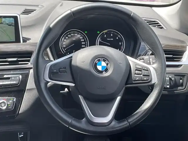 ＢＭＷ Ｘ１ xDrive 18d xライン 青森県 2018(平30)年 4.7万km ミネラルホワイト /4WD/ディーゼル・ターボ/メーカーオプション/ハイラインパッケージ/-パーフォレーテッドダコタレザーシート/-フロントシートヒーティング/-ファインウッドオークグレインマットインテリアトリム/コンフォートパッケージ/-オートマチックテールゲートオペレーション/-スライディングリヤシート/-電動フロントシート運転席メモリー機能付/主要装備/インテリジェントセーフティ/純正HDDナビ/　(DVD/Bt/USB)/バックカメラ/ミラー一体型ETC/スマートキー/前後バンパーソナー/ダウンヒルアシスト/純正18インチアルミホイール/LEDオートライト/シルバールーフレール/ウインカーミラー /前後フォグランプ/革巻きステア/ノブ/オーディオ/ステアスイッチ/オートワイパー/電格調整ミラー/レーンキーピングアシスト/パーキングアシスト/ヒルクライムアシスト/横滑り防止機能/W/サイド/カーテンエアバッグ/ABS/スマートキー/保証書/取説