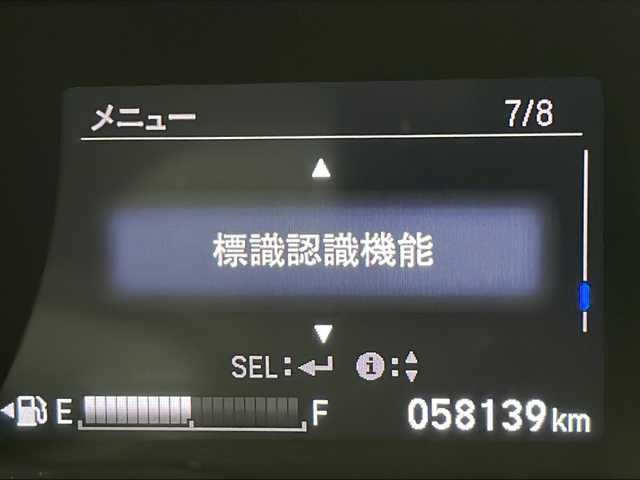 ホンダ ヴェゼル ハイブリッド Z ホンダセンシング 千葉県 2018(平30)年 5.9万km ルーセブラックM ホンダセンシング/衝突被害軽減装置/レーンキープアシスト/レーダークルーズコントロール/先行車発進お知らせ/路外逸脱抑制システム/横滑り防止装置/リアクティブフォースペダル/標識認識/ディーラー純正ナビ/　CD DVD BT フルセグTV/バックカメラ/ホールド機能付き電子パーキングブレーキ/前後ドライブレコーダー/ビルトインETC/ハーフレザーシート/シートヒーター/トノカバー/LEDヘッドライト/オートライト/フォグランプ/電動格納ウィンカーミラー/ドアバイザー/純正フロアマット/PWオールオート/ルーフレール/革巻きステアリング/ステアリングスイッチ/パドルシフト/プッシュスタート/スマートキー