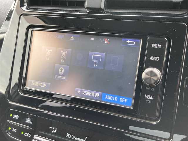トヨタ プリウス Sセーフティプラス 鳥取県 2017(平29)年 10.6万km アティチュードブラックマイカ ワンオーナー/４WD/純正ナビ/フルセグ/CD/BT/バックカメラ/ビルトインETC/プリクラッシュセーフティ/レーンキープアシスト/クリアランスソナー/ヘットアップディスプレイ/LEDヘットライト/社外17インチアルミホイール/プッシュエンジンスタート/純正フロアマット/ドアバイザー/スマートキー×２/スタットレスセット積み込み（タイヤ溝5部山）