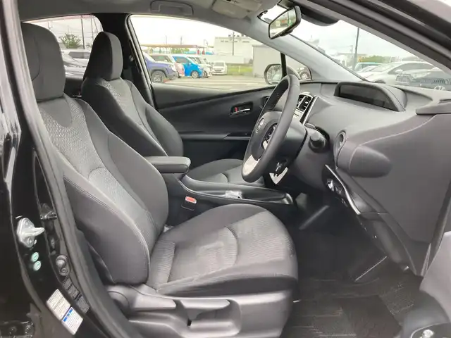 トヨタ プリウス Sセーフティプラス 鳥取県 2017(平29)年 10.6万km アティチュードブラックマイカ ワンオーナー/４WD/純正ナビ/フルセグ/CD/BT/バックカメラ/ビルトインETC/プリクラッシュセーフティ/レーンキープアシスト/クリアランスソナー/ヘットアップディスプレイ/LEDヘットライト/社外17インチアルミホイール/プッシュエンジンスタート/純正フロアマット/ドアバイザー/スマートキー×２/スタットレスセット積み込み（タイヤ溝5部山）
