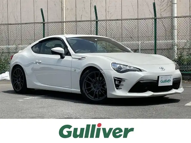 トヨタ ８６ GT 東京都 2020(令2)年 1.8万km クリスタルホワイトパール ガソリン/2WD(FR)/6速AT/純正7インチナビ/（AM/FM/CD/DVD/Bluetooth/フルセグTV）/バックカメラ/ドライブレコーダー/ETC/安全装備/・ビークルダイナミクスコントロール/・クルーズコントロール/・アンチロックブレーキシステム/装備/・ハーフレザーシート/・パドルシフト/・ステアリングスイッチ/・革巻きステアリング/・オートエアコン/・オートライトシステム/・LEDヘッドライト/・電動格納ミラー/・社外18インチAW【エンケイ　GTC01RR】/・BLIT車高調/・柿本改マフラー/・パイオニアサブウーファー/・純正フロアマット/・スマートキー/・スペアキー
