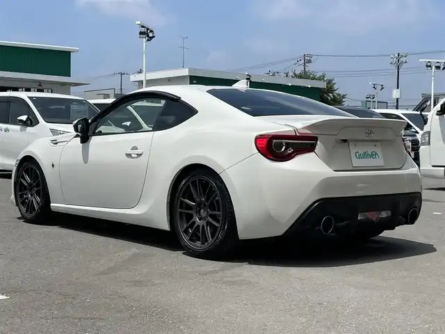 トヨタ ８６ GT 東京都 2020(令2)年 1.8万km クリスタルホワイトパール ガソリン/2WD(FR)/6速AT/純正7インチナビ/（AM/FM/CD/DVD/Bluetooth/フルセグTV）/バックカメラ/ドライブレコーダー/ETC/安全装備/・ビークルダイナミクスコントロール/・クルーズコントロール/・アンチロックブレーキシステム/装備/・ハーフレザーシート/・パドルシフト/・ステアリングスイッチ/・革巻きステアリング/・オートエアコン/・オートライトシステム/・LEDヘッドライト/・電動格納ミラー/・社外18インチAW【エンケイ　GTC01RR】/・BLIT車高調/・柿本改マフラー/・パイオニアサブウーファー/・純正フロアマット/・スマートキー/・スペアキー