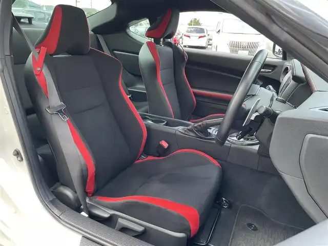 トヨタ ８６ GT 東京都 2020(令2)年 1.8万km クリスタルホワイトパール ガソリン/2WD(FR)/6速AT/純正7インチナビ/（AM/FM/CD/DVD/Bluetooth/フルセグTV）/バックカメラ/ドライブレコーダー/ETC/安全装備/・ビークルダイナミクスコントロール/・クルーズコントロール/・アンチロックブレーキシステム/装備/・ハーフレザーシート/・パドルシフト/・ステアリングスイッチ/・革巻きステアリング/・オートエアコン/・オートライトシステム/・LEDヘッドライト/・電動格納ミラー/・社外18インチAW【エンケイ　GTC01RR】/・BLIT車高調/・柿本改マフラー/・パイオニアサブウーファー/・純正フロアマット/・スマートキー/・スペアキー